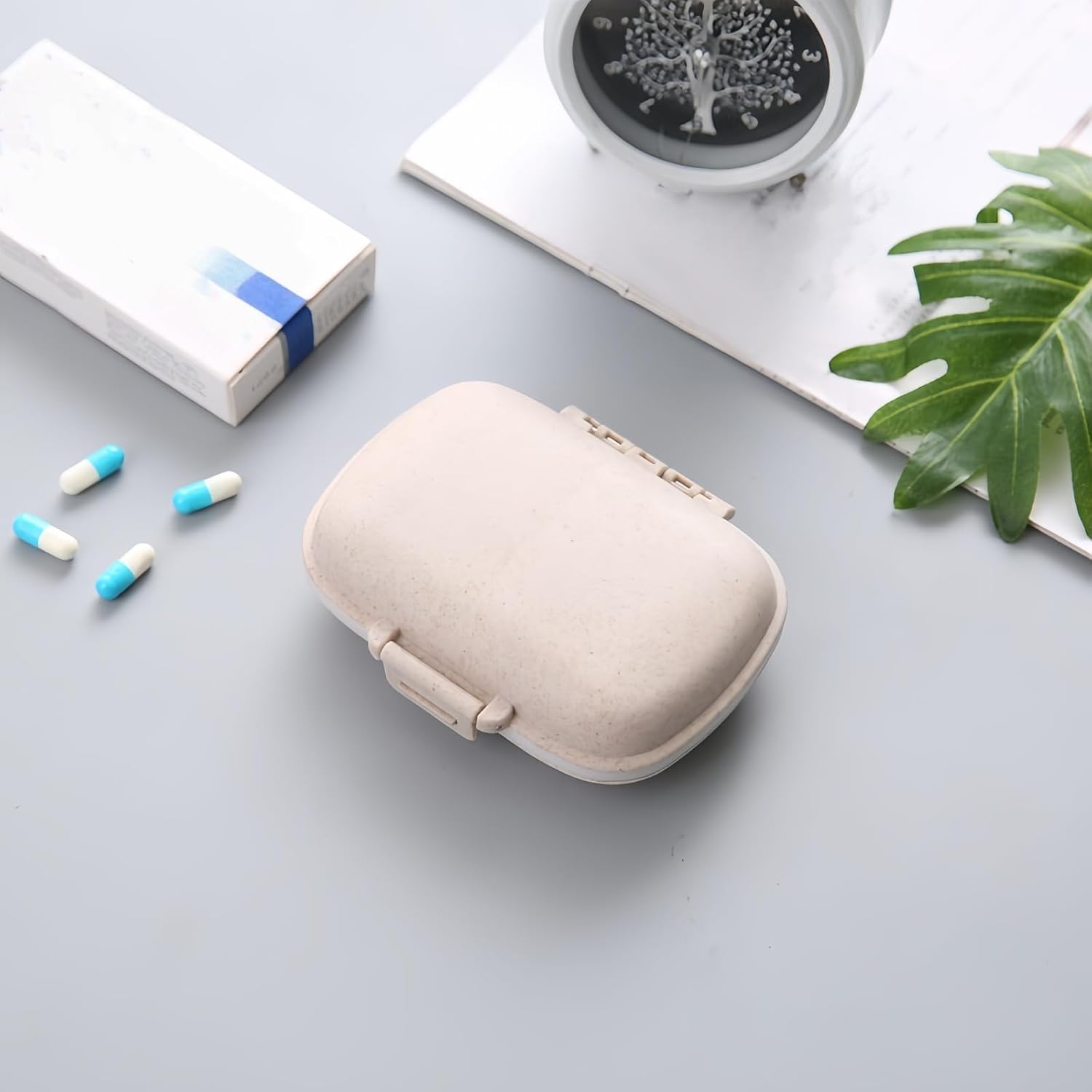 Compartment Portable Medicine Box, Travel Pill Storage Box, 8 Compartments, Suitable for Daily and Travel Medicine Carrying.