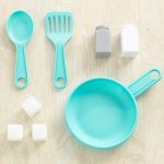 KidKraft Countryside Toy Kitchen, Wooden Play Kitchen with Fridge Magnets and Kitchen Accessories, Kids' Kitchen set with Ice Maker, Kids' Toys, 53424 - Amazon Exclusive